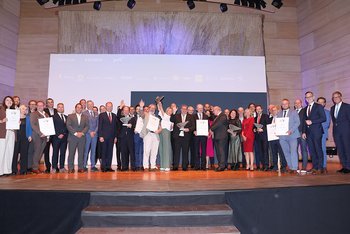 Gruppenfoto der OÖ-Preisträger der "Austria's Leading Companies" 2026