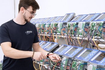 Inhouse-Testraum bei Sprecher Automation: SPRECONs werden geprüft, bevor sie weltweit eingesetzt werden