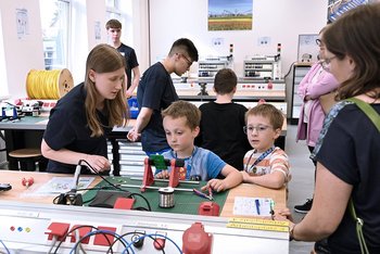 Lehrwerkstatt bei Sprecher Automation: Kinder probieren Technik aus und fertigen ein Werkstück zum Mitnehmen