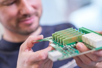 Fertigung bei Sprecher Automation: Bei einer Führung werden die Geräte für die Steuerung von Stromnetzen gezeigt.