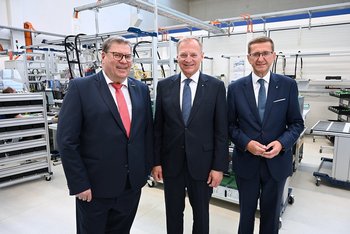 Erwin Raffeiner, CEO Sprecher Automation, Landeshauptmann Thomas Stelzer und Wirtschafts- und Landesrat Markus Achleitner