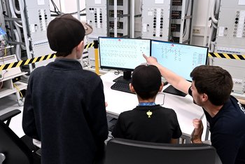 Kinder lernen, wie eine Leitwarte funktioniert und wie das Licht im Franckviertel gesteuert wird.